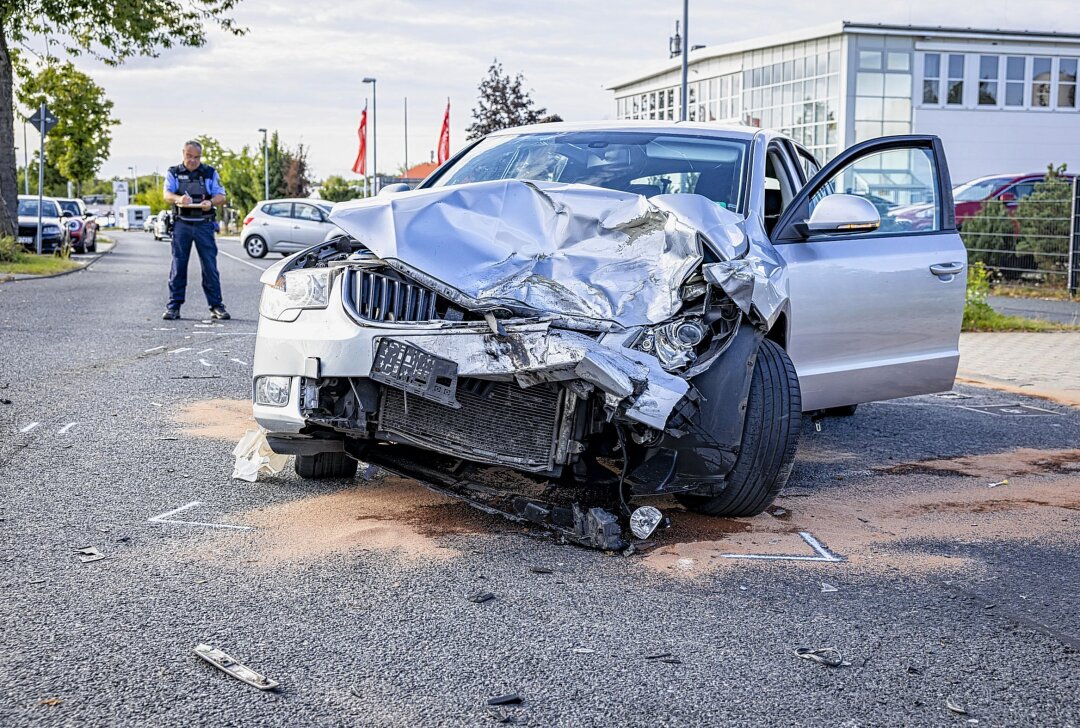 Großeinsatz der Rettungskräfte: Neun Verletzte und hoher Sachschaden - Neun Verletzte bei Verkehrsunfall in Dresden-Weißig. Foto: Marko Förster