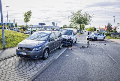 Großeinsatz der Rettungskräfte: Neun Verletzte und hoher Sachschaden - Neun Verletzte bei Verkehrsunfall in Dresden-Weißig. Foto: Marko Förster