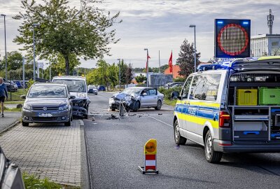 Großeinsatz der Rettungskräfte: Neun Verletzte und hoher Sachschaden - Neun Verletzte bei Verkehrsunfall in Dresden-Weißig. Foto: Marko Förster