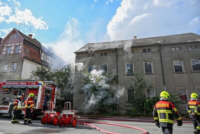 Großeinsatz in Löbau: Leerstehendes Gebäude steht in Flammen - Großeinsatz in Löbau. Gebäude steht in Flammen. Foto: LausitzNews.de/ Philipp Mann