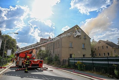 Großeinsatz in Löbau: Leerstehendes Gebäude steht in Flammen - Großeinsatz in Löbau. Gebäude steht in Flammen. Foto: LausitzNews.de/ Philipp Mann