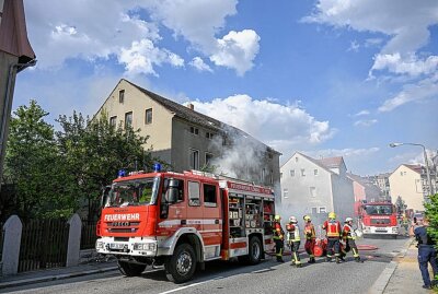 Großeinsatz in Löbau: Leerstehendes Gebäude steht in Flammen - Großeinsatz in Löbau. Gebäude steht in Flammen. Foto: LausitzNews.de/ Philipp Mann