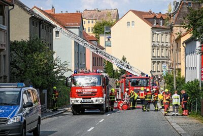 Großeinsatz in Löbau: Leerstehendes Gebäude steht in Flammen - Großeinsatz in Löbau. Gebäude steht in Flammen. Foto: LausitzNews.de/ Philipp Mann