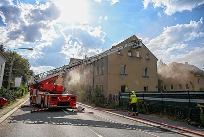 Großeinsatz in Löbau: Leerstehendes Gebäude steht in Flammen - Großeinsatz in Löbau. Gebäude steht in Flammen. Foto: LausitzNews.de/ Philipp Mann