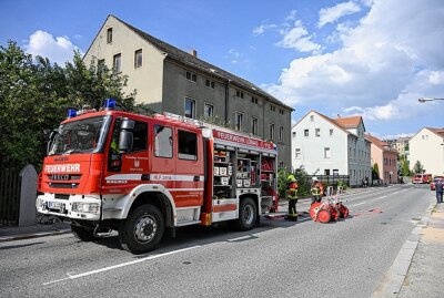 Großeinsatz in Löbau: Leerstehendes Gebäude steht in Flammen - Großeinsatz in Löbau. Gebäude steht in Flammen. Foto: LausitzNews.de/ Philipp Mann