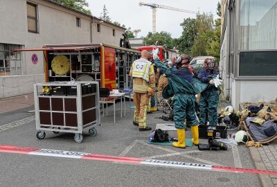 Großeinsatz in Riesaer Nudelfabrik: Mehrere Menschen werden schwer verletzt - Ein großer ABC-Einsatz sorgt in Riesa für Aufruhr. Foto: Roland Halkasch