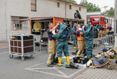 Großeinsatz in Riesaer Nudelfabrik: Mehrere Menschen werden schwer verletzt - Mit speziellen Schutzanzügen wurden die verletzten Mitarbeiter behandelt. Foto: Roland Halkasch