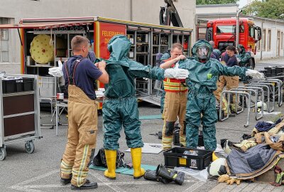 Großeinsatz in Riesaer Nudelfabrik: Mehrere Menschen werden schwer verletzt - Mit speziellen Schutzanzügen wurden die verletzten Mitarbeiter behandelt. Foto: Roland Halkasch