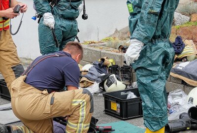 Großeinsatz in Riesaer Nudelfabrik: Mehrere Menschen werden schwer verletzt - Nach ersten Angaben sei Blausäure in einer Werkshalle ausgetreten. Foto: Roland Halkasch