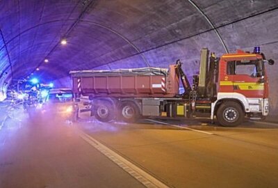 Großeinsatz und Vollsperrung: LKW steht in Tunnel auf A17 quer - Am Sonntagfrüh kam es zu einem großen Einsatz der Feuerwehr. Foto: Roland Halkasch