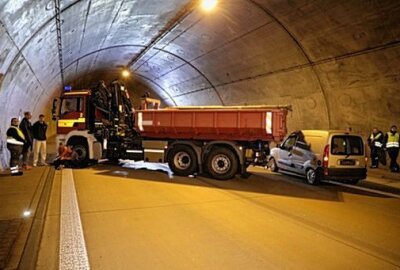 Großeinsatz und Vollsperrung: LKW steht in Tunnel auf A17 quer - Es wurde ein schwerer Verkehrsunfall simuliert. Foto: Roland Halkasch