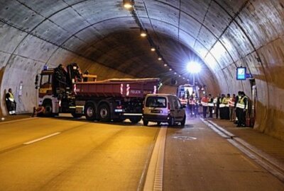 Großeinsatz und Vollsperrung: LKW steht in Tunnel auf A17 quer - Insgesamt waren ungefähr 100 Einsatzkräfte an der Übung beteiligt. Foto: Roland Halkasch