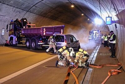 Großeinsatz und Vollsperrung: LKW steht in Tunnel auf A17 quer - Von um 6 Uhr bis zirka um 12 sollte die Übung stattfinden. Foto: Roland Halkasch