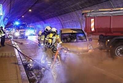 Großeinsatz und Vollsperrung: LKW steht in Tunnel auf A17 quer - Dazu war eine Vollsperrung des Tunnels Coschütz und Dölzschen  notwendig. Foto: Roland Halkasch