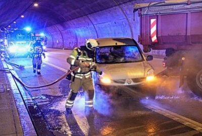 Großeinsatz und Vollsperrung: LKW steht in Tunnel auf A17 quer - Gegen 11.30 Uhr wurde die Vollsperrung aufgelöst. Foto: Roland Halkasch