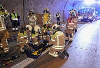 Großeinsatz und Vollsperrung: LKW steht in Tunnel auf A17 quer - Bei dem simulierten Verkehrsunfall waren mehrere Personen verletzt. Foto: Roland Halkasch