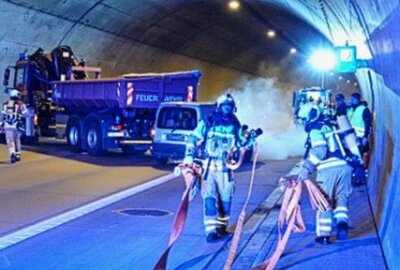 Großeinsatz und Vollsperrung: LKW steht in Tunnel auf A17 quer - Es wurde ein schwerer Verkehrsunfall simuliert. Foto: Roland Halkasch