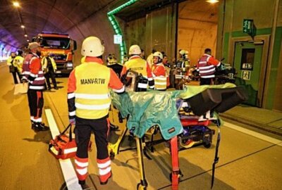 Großeinsatz und Vollsperrung: LKW steht in Tunnel auf A17 quer - Bei dem simulierten Verkehrsunfall waren mehrere Personen verletzt. Foto: Roland Halkasch