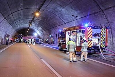 Großeinsatz und Vollsperrung: LKW steht in Tunnel auf A17 quer - Stadtteilwachen aus Dresden waren ebenfalls mit dabei. Foto: Roland Halkasch