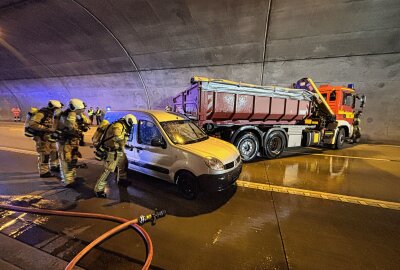 Großeinsatz und Vollsperrung: LKW steht in Tunnel auf A17 quer - Die Übung konnte gegen 11.30 Uhr beendet werden. Foto: Roland Halkasch