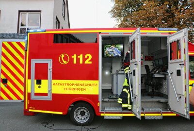 Großen Feuerwehraufgebot an ehemaliger Schule im Vogtland: Was steckt dahinter? - Das Katastrophenschutz-Fahrzeug. Eine Drohne ist im Einsatz. Foto: Simone Zeh