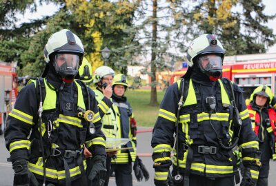 Großen Feuerwehraufgebot an ehemaliger Schule im Vogtland: Was steckt dahinter? - Ins Haus geht es nur mit Atemluftflasche und Atemschutz sowie feuerfester Schutzkleidung. Foto: Simone Zeh