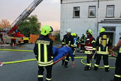 Großen Feuerwehraufgebot an ehemaliger Schule im Vogtland: Was steckt dahinter? - Einer der Vermissten aus dem Haus wird auf der Trage liegend geborgen. Foto: Simone Zeh