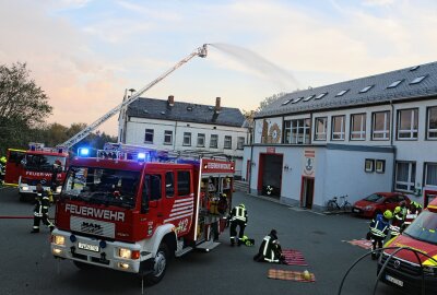 Großen Feuerwehraufgebot an ehemaliger Schule im Vogtland: Was steckt dahinter? - Mit Wasser wird der vermeintliche Brand gelöscht. Dem Haus tut es nichts, denn es wird bald abgerissen. Foto: Simone Zeh