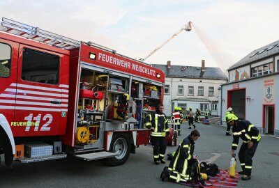 Großen Feuerwehraufgebot an ehemaliger Schule im Vogtland: Was steckt dahinter? - Mit Wasser wird der vermeintliche Brand gelöscht. Dem Haus tut es nichts, denn es wird bald abgerissen. Foto: Simone Zeh