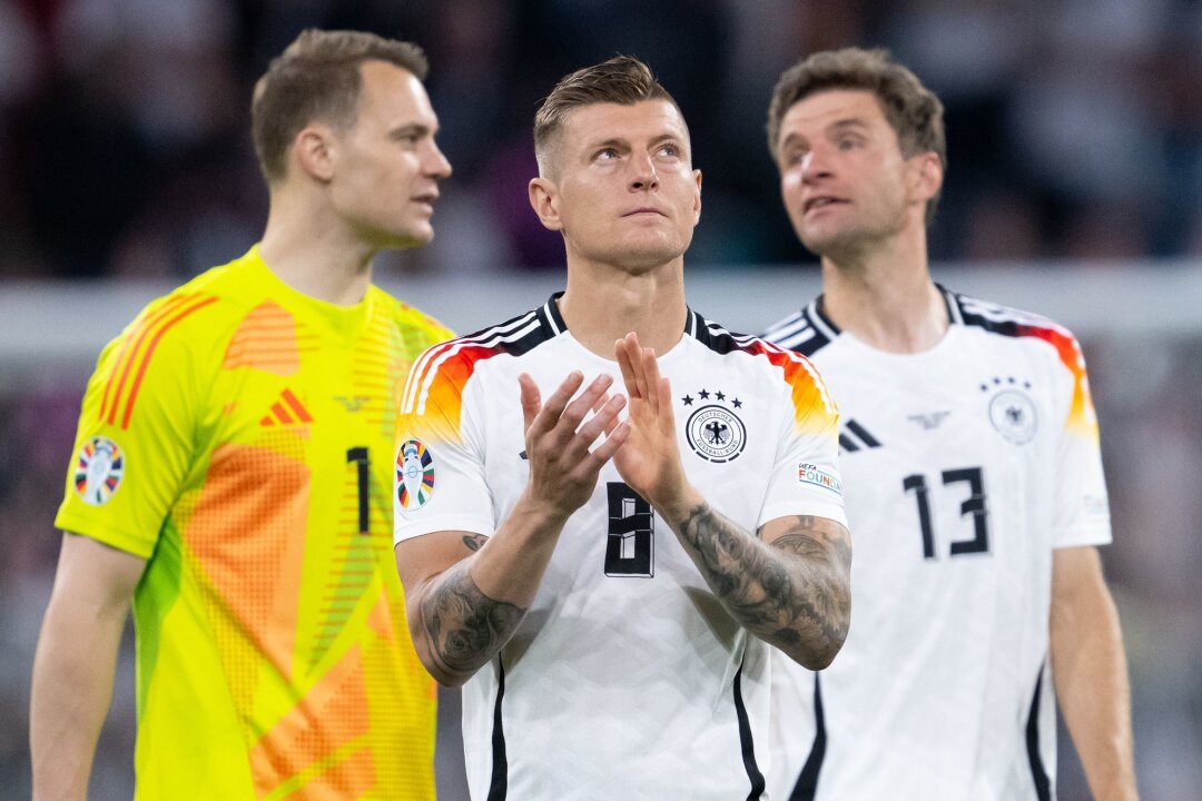 Großer Abschied für DFB-Quartett um Neuer in München - Die 2014-Weltmeister Manuel Neuer (l), Toni Kroos (M) und Thomas Müller (r) werden in München verabschiedet.