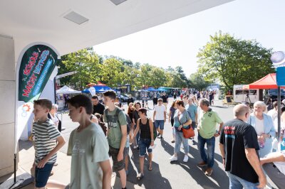 Großer Andrang auf Ausbildungsmesse "Schule macht Betrieb" in Freiberg - Am Samstag lockte die Ausbildungsmesse "Schule macht Betrieb" zahlreiche Besucher nach Freiberg.