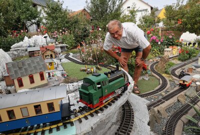 Großer Bahnhof beim Schreiersgrüner Dahlienzüchter - Im Garten von Dahlienzüchter Frank Hofmann stehen die Signale auf Grün. Dieses Wochenende lädt er gemeinsam mit seiner Frau zur Dahlienschau ein. Ein Hingucker ist auch die Gartenbahn. Foto: Thomas Voigt