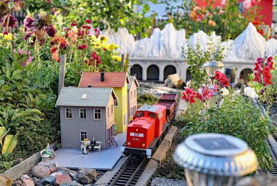 Großer Bahnhof beim Schreiersgrüner Dahlienzüchter - Gäste entdecken die Details der Gartenbahn aus den unterschiedlichsten Perspektiven. Foto: Thomas Voigt