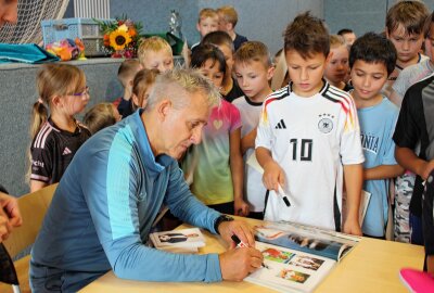 Großer Bahnhof in Limbach: Fußball-Weltmeister zu Gast am "Jahnhaus" - Pierre Littbarski war am heutigen Freitag einen Vormittag lang zu Gast bei den Oberfrohnaer Grundschülern. Foto: A.Büchner