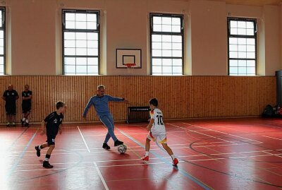 Großer Bahnhof in Limbach: Fußball-Weltmeister zu Gast am "Jahnhaus" - Der frühere Bundesligaprofi ließ sich zu einem Match mit Nachwuchsfußballern vom CFC und TV Oberfrohna überreden. Foto: A. Büchner