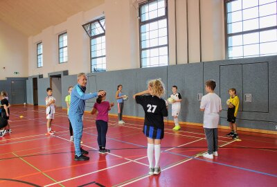 Großer Bahnhof in Limbach: Fußball-Weltmeister zu Gast am "Jahnhaus" - Der mehr als 70-fache frühere Nationalspieler hatte für jede der Grundschulklassen andere Aktivitäten im Angebot. Foto: A. Büchner