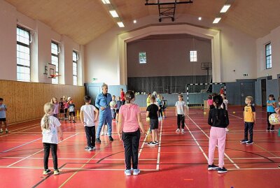 Großer Bahnhof in Limbach: Fußball-Weltmeister zu Gast am "Jahnhaus" - Alles, was der langjährige Spieler und Trainer von den Kindern einforderte, zeigte er zunächst selbst. Foto: A. Büchner