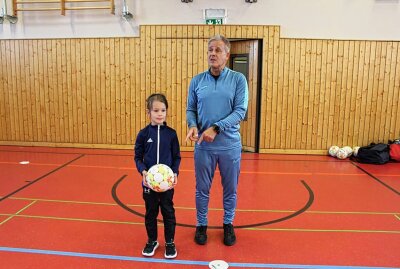 Großer Bahnhof in Limbach: Fußball-Weltmeister zu Gast am "Jahnhaus" - Gut aufpassen war Pflicht, wenn man in den jeweiligen kleinen Teams erfolgreich unterwegs sein wollte. Foto: A. Büchner