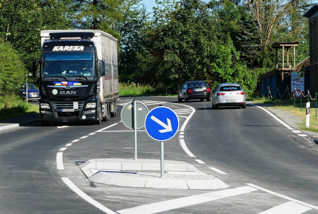 Großes Aufatmen im Erzgebirge: Bundesstraße nach monatelanger Sperrung wieder frei - Seit Montagnachmittag rollt auf der B 174 wieder der Verkehr durch Hohndorf. Foto: Andreas Bauer