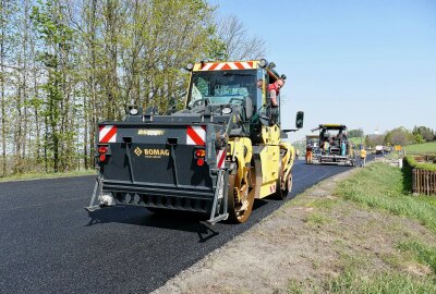 Großes Aufatmen im Erzgebirge: Bundesstraße nach monatelanger Sperrung wieder frei - Hier wird zwischen Großolbersdorf und Hohndorf die neue Straßendecke aufgebracht. Foto: Andreas Bauer