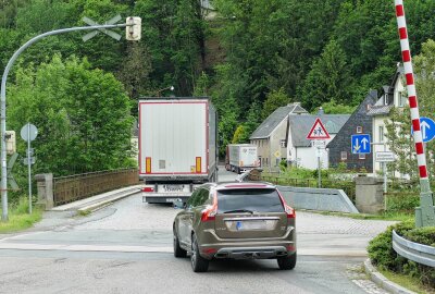 Großes Aufatmen im Erzgebirge: Bundesstraße nach monatelanger Sperrung wieder frei - An der engen Brücke in Scharfenstein kam es durch die Umleitung immer wieder zu Staus. Foto: Andreas Bauer