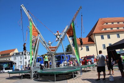 Großes Familienfest: Wohnungsgenossenschaft Freiberg feiert 70-jähriges Jubiläum - Attraktionen auf dem Fest: Bungee-Jumping für die Kids. Foto: Renate Fischer