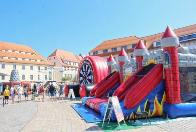 Großes Familienfest: Wohnungsgenossenschaft Freiberg feiert 70-jähriges Jubiläum - Attraktionen auf dem Fest: Hüpfburg und Balldart. Foto: Renate Fischer