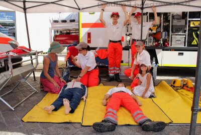 Großes Familienfest: Wohnungsgenossenschaft Freiberg feiert 70-jähriges Jubiläum - Attraktionen auf dem Fest: DRK-Übungsstand. Foto: Renate Fischer