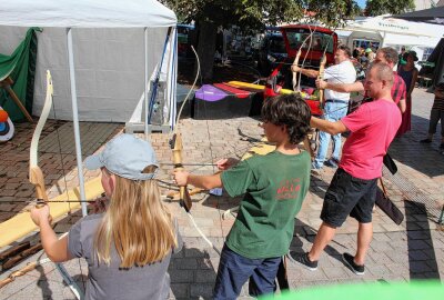 Großes Familienfest: Wohnungsgenossenschaft Freiberg feiert 70-jähriges Jubiläum - Attraktionen auf dem Fest: Bogenschießen. Foto: Renate Fischer