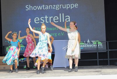 Großes Familienfest: Wohnungsgenossenschaft Freiberg feiert 70-jähriges Jubiläum - Auf der Bühne: Showtanzgruppe Estrella. Foto: Renate Fischer