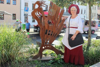 Großes Familienfest: Wohnungsgenossenschaft Freiberg feiert 70-jähriges Jubiläum - Vor Ort war auch die Stadtführerin Ellen Köstner alias Anna Magdalena Poltermann. Foto: Renate Fischer