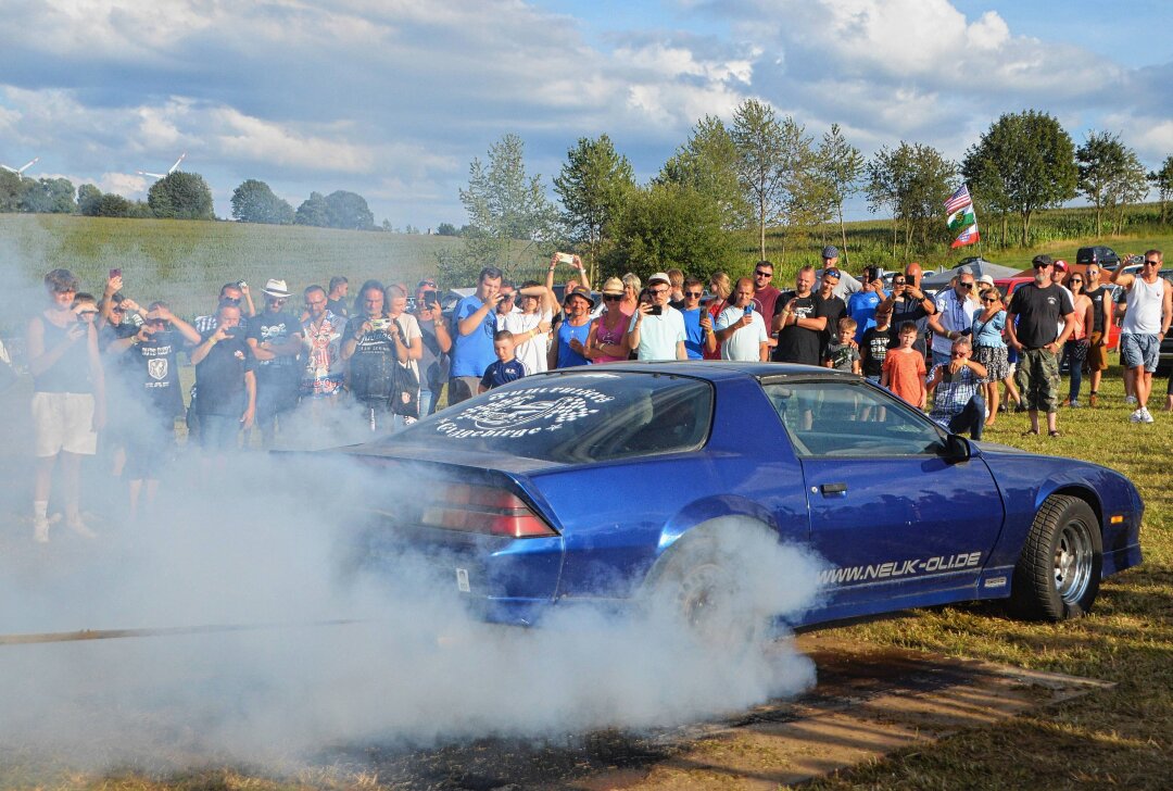 Großolbersdorfer US-Car-Treffen findet großen Anklang - Der Burnout-Contest durfte auch diesmal nicht fehlen. Foto: Andreas Bauer