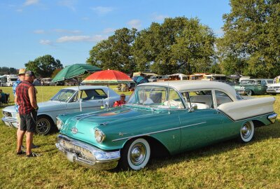 Großolbersdorfer US-Car-Treffen findet großen Anklang - Viele historische Straßenkreuzer zogen die Blicke auf sich. Foto: Andreas Bauer