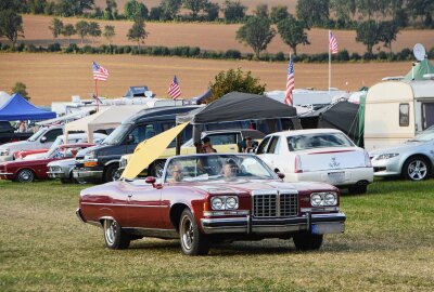 Großolbersdorfer US-Car-Treffen findet großen Anklang - Es gab zwar eine große gemeinsame Ausfahrt, aber Teilnehmer drehten gern auch mal eine kleine Runde übers Gelände. Foto: Andreas Bauer